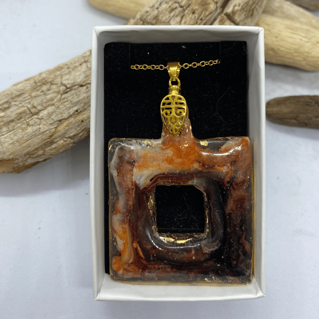 Pakabukas ant kaklo „Karamelinis sūkurys“