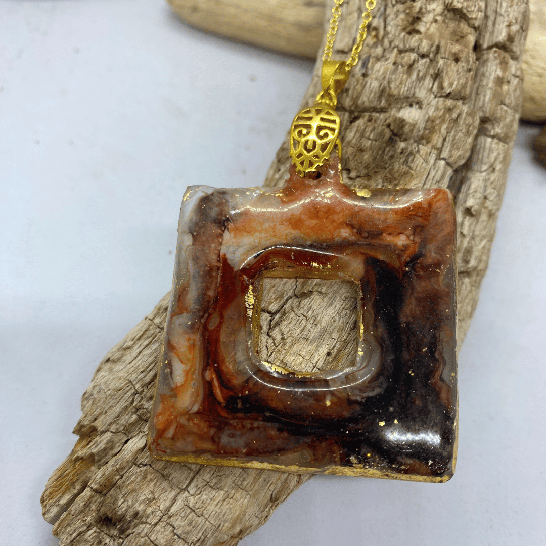 Pakabukas ant kaklo „Karamelinis sūkurys“