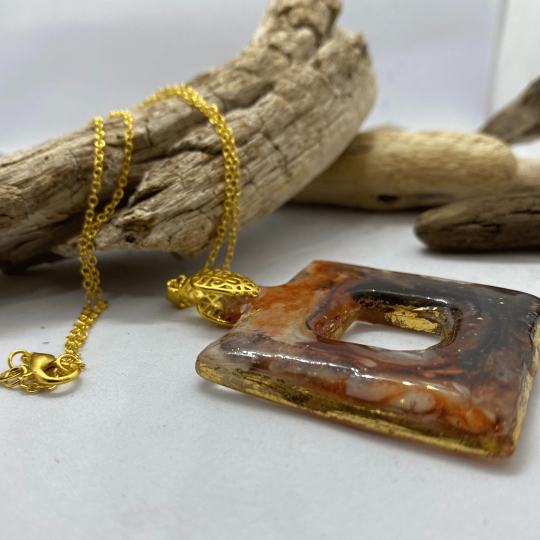 Pakabukas ant kaklo „Karamelinis sūkurys“