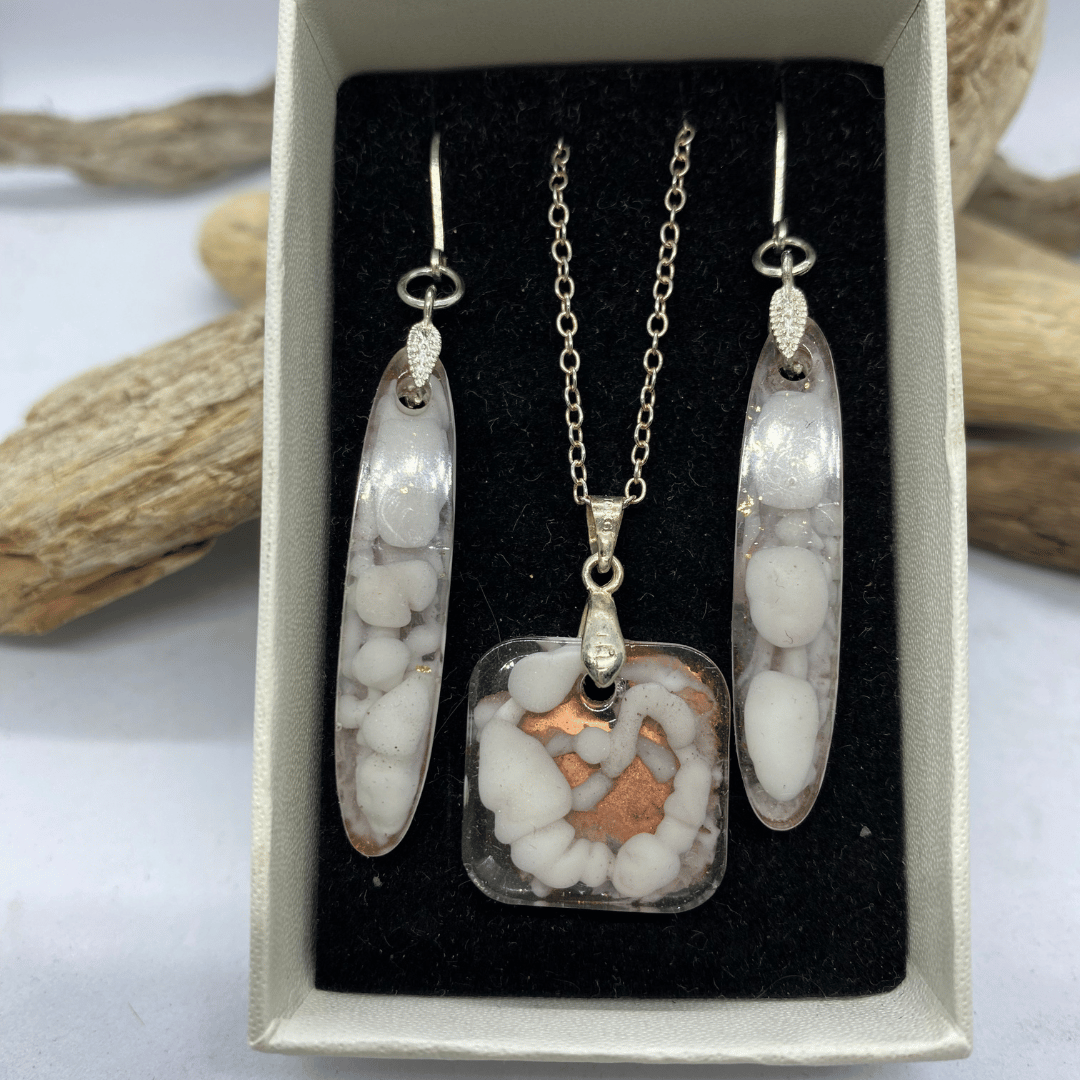 Papuošalų komplektas: auskarai ir pakabukas „Debesų pasaulyje“