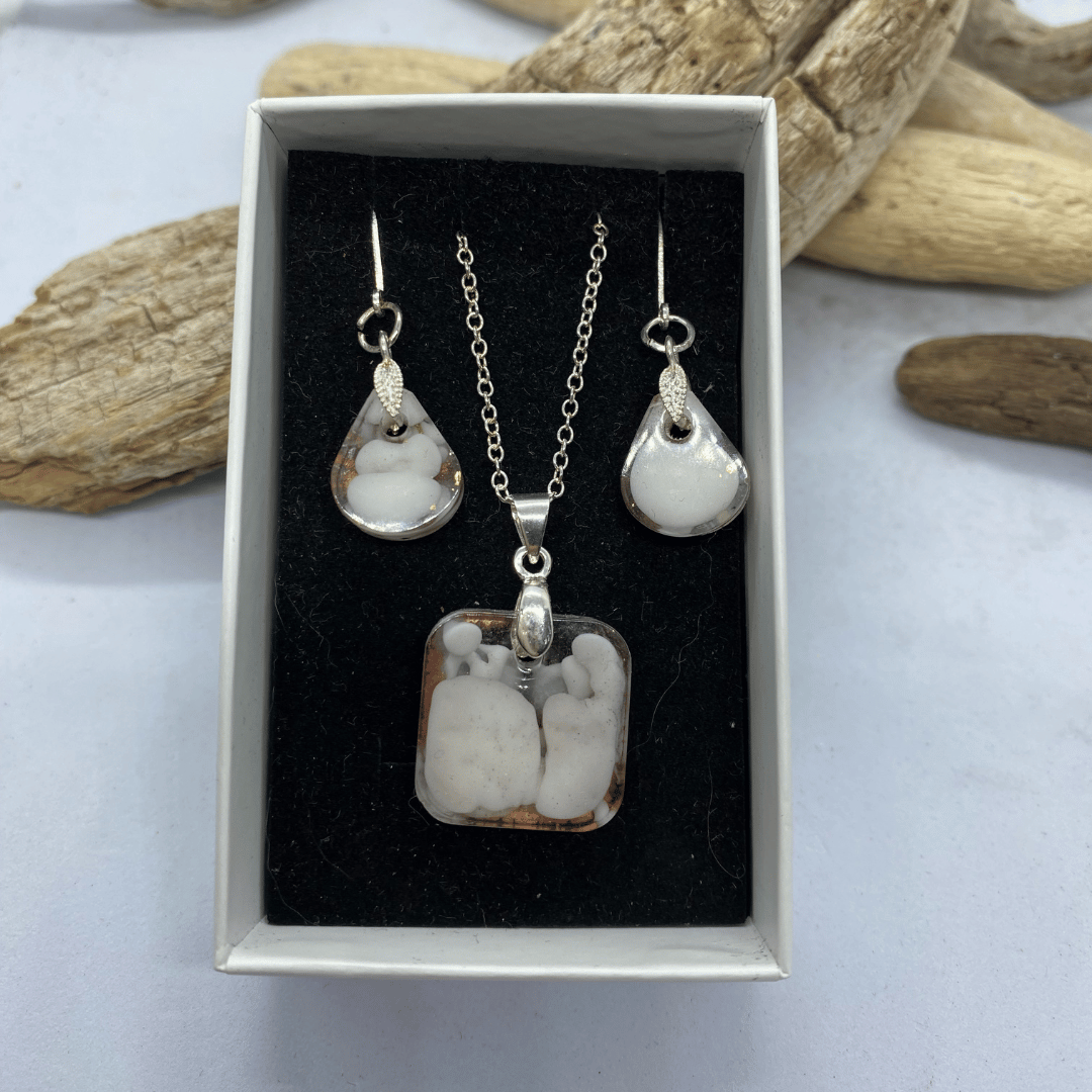 Papuošalų komplektas: auskarai ir pakabukas „Debesų purumas“