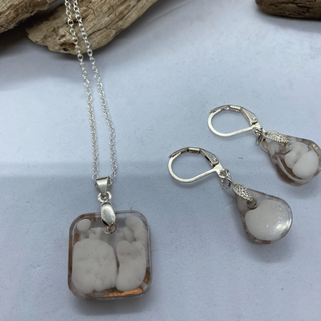 Papuošalų komplektas: auskarai ir pakabukas „Debesų purumas“