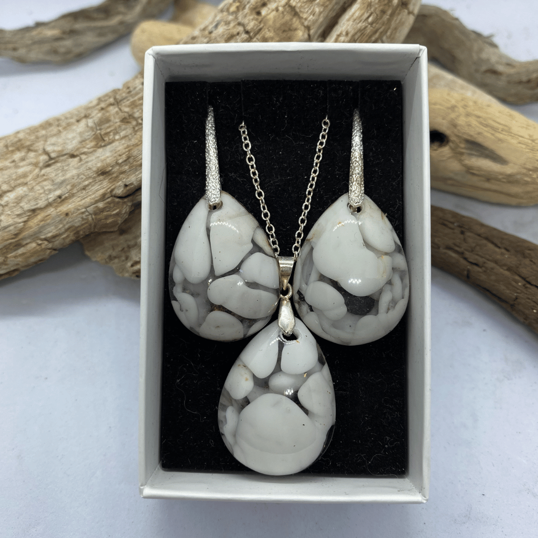 Papuošalų komplektas: auskarai ir pakabukas „Sniegynas“