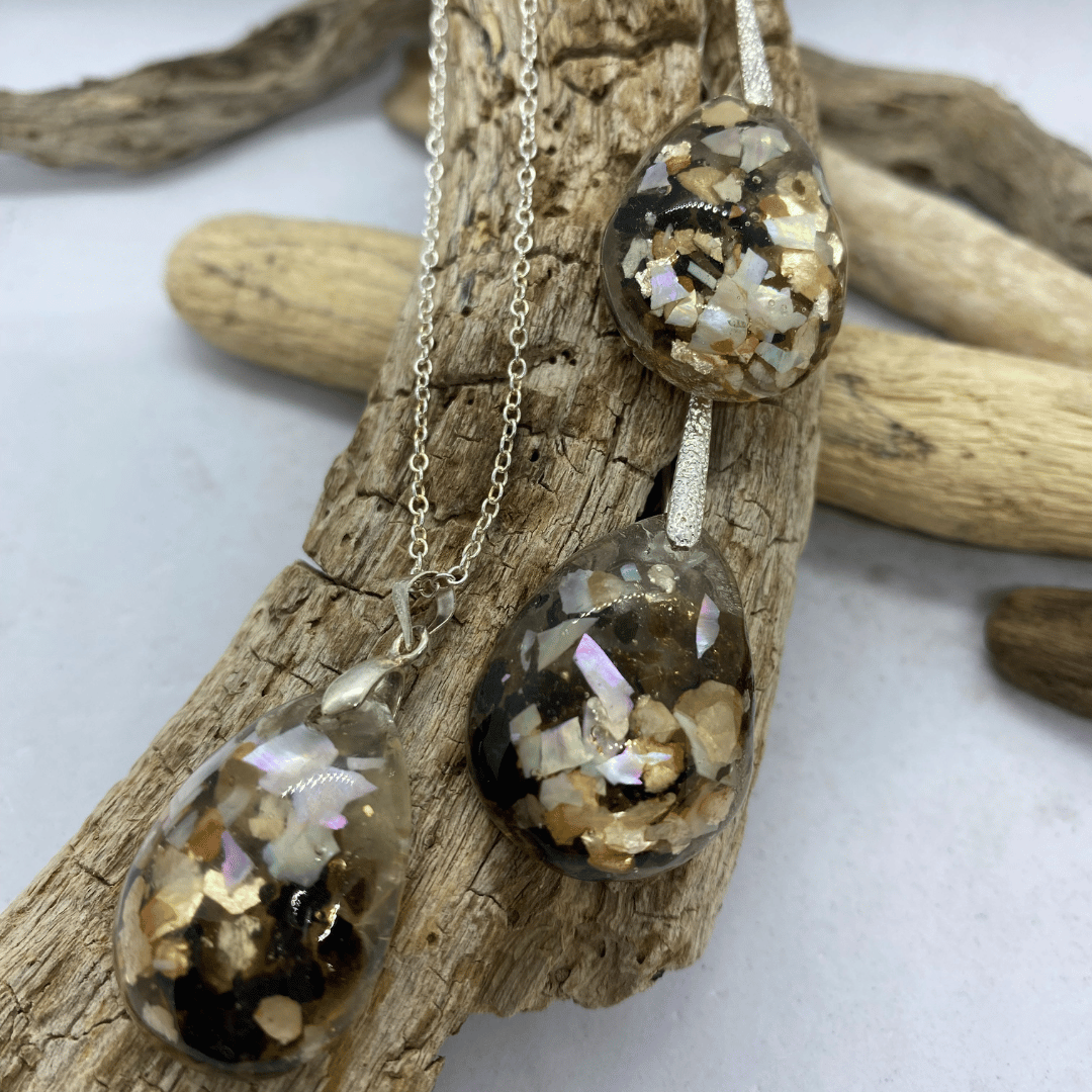 Papuošalų komplektas: auskarai ir pakabukas „Žėrintis pasaulis“